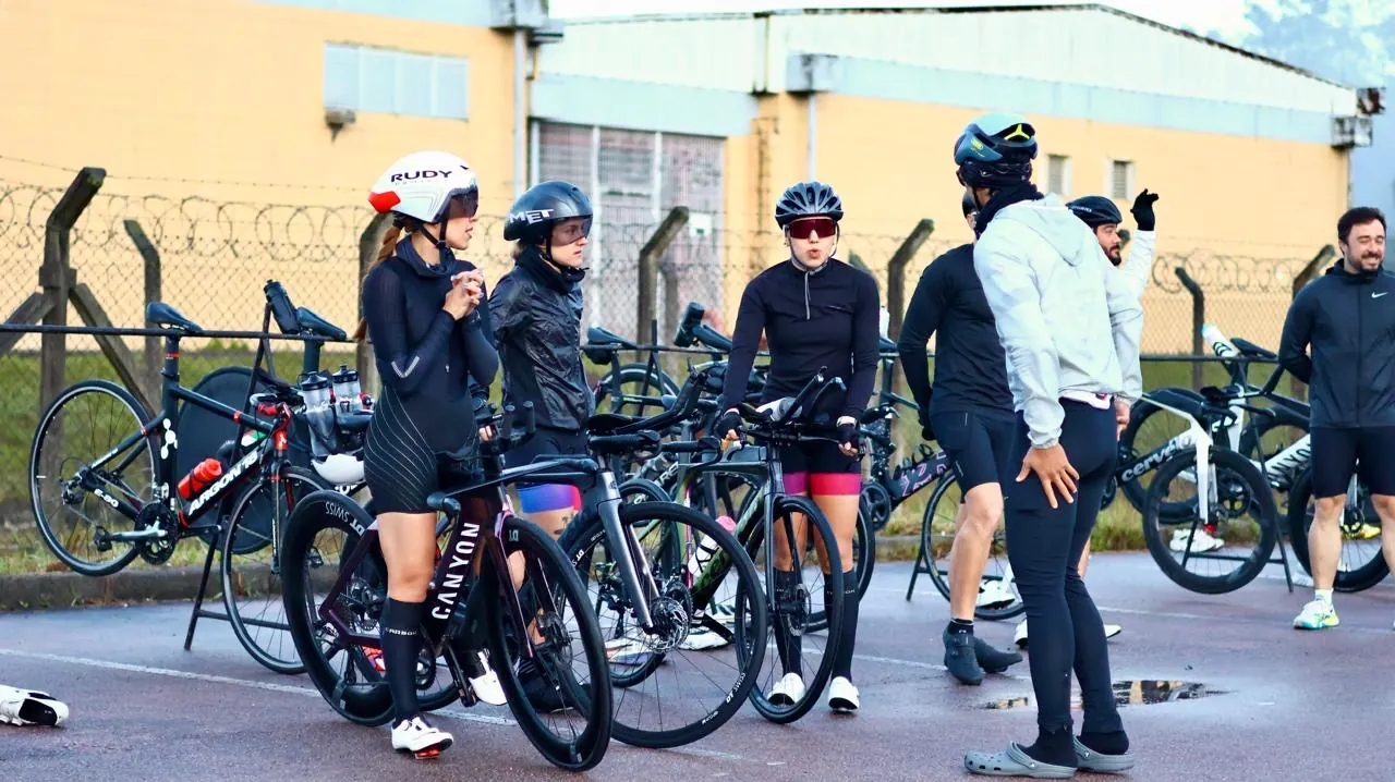 Grupo de atletas reunidos para um treino presencial