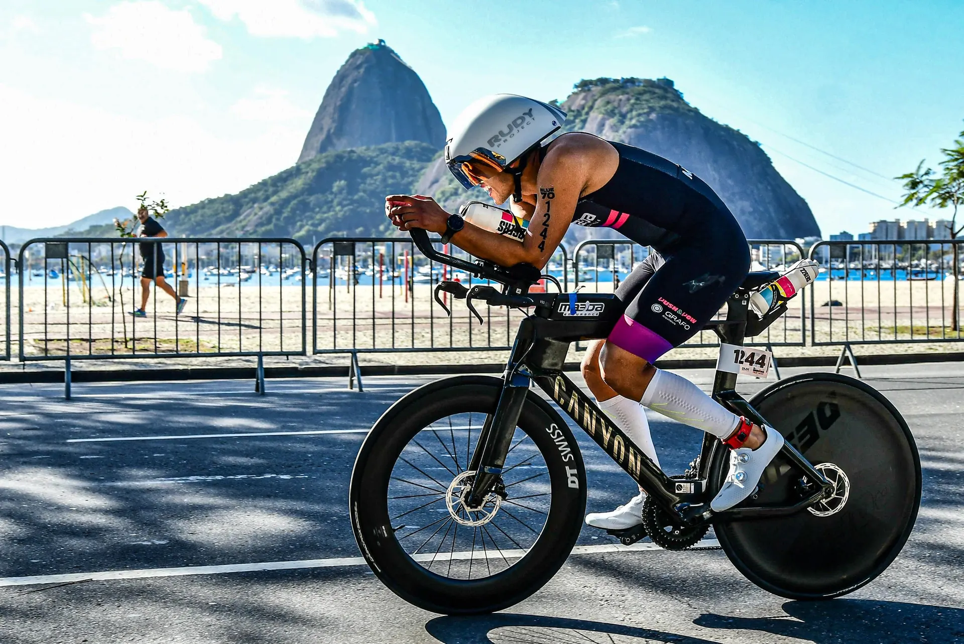 Reinaldo Maeda competindo de bicicleta durante uma prova de endurance