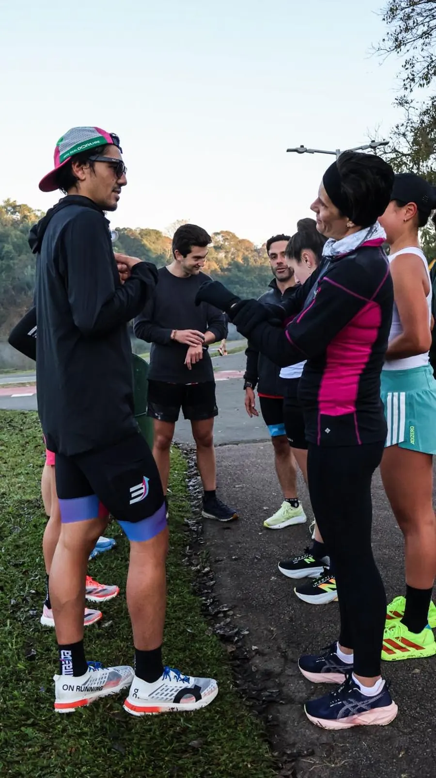 Atletas reunidos durante um treino ao ar livre